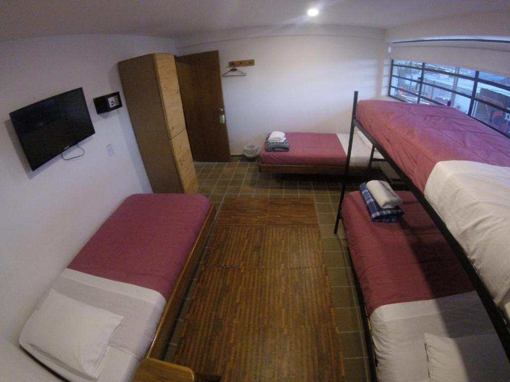 Postel nebo postele na pokoji v ubytování Hostal de la 57
