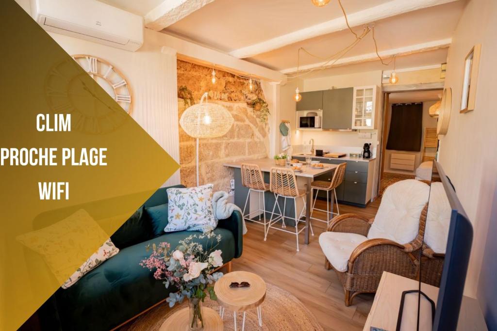 un salon avec un canapé vert et une cuisine dans l'établissement La Salicorne, à Bouzigues