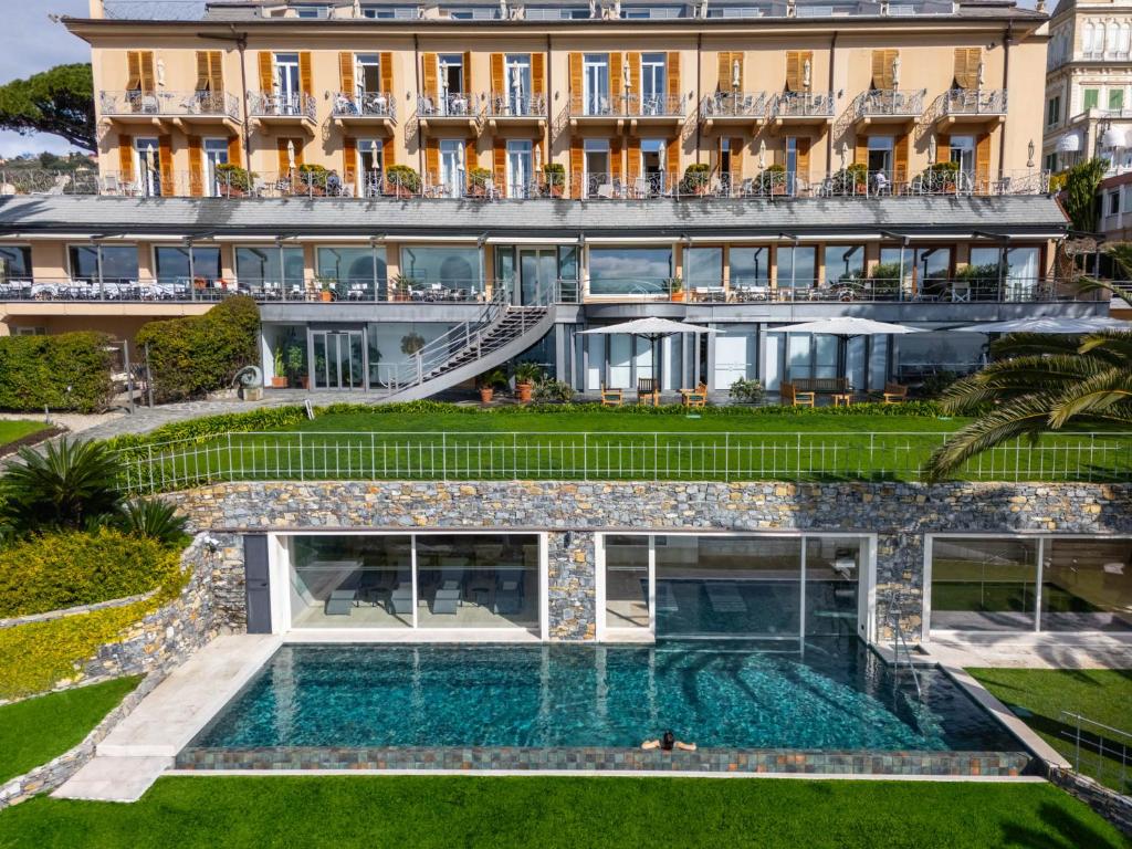 an aerial view of a mansion with a swimming pool at Hotel Continental in Santa Margherita Ligure