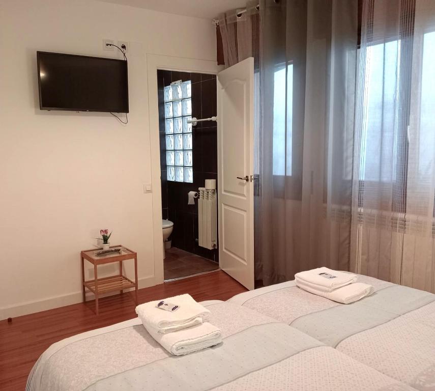 Posteľ alebo postele v izbe v ubytovaní Anguiano Habitaciones rurales con baño privado