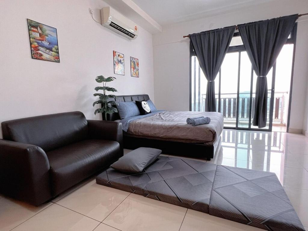 ジョホールバルにあるSpacious Cozy Studio 1-3 Pax at D Secret Garden - Kempas-Setia Tropika-JB Centre-Mid Valley-Paradigm-UTM, Business Welcomeのベッドルーム(ソファ、ベッド、椅子付)
