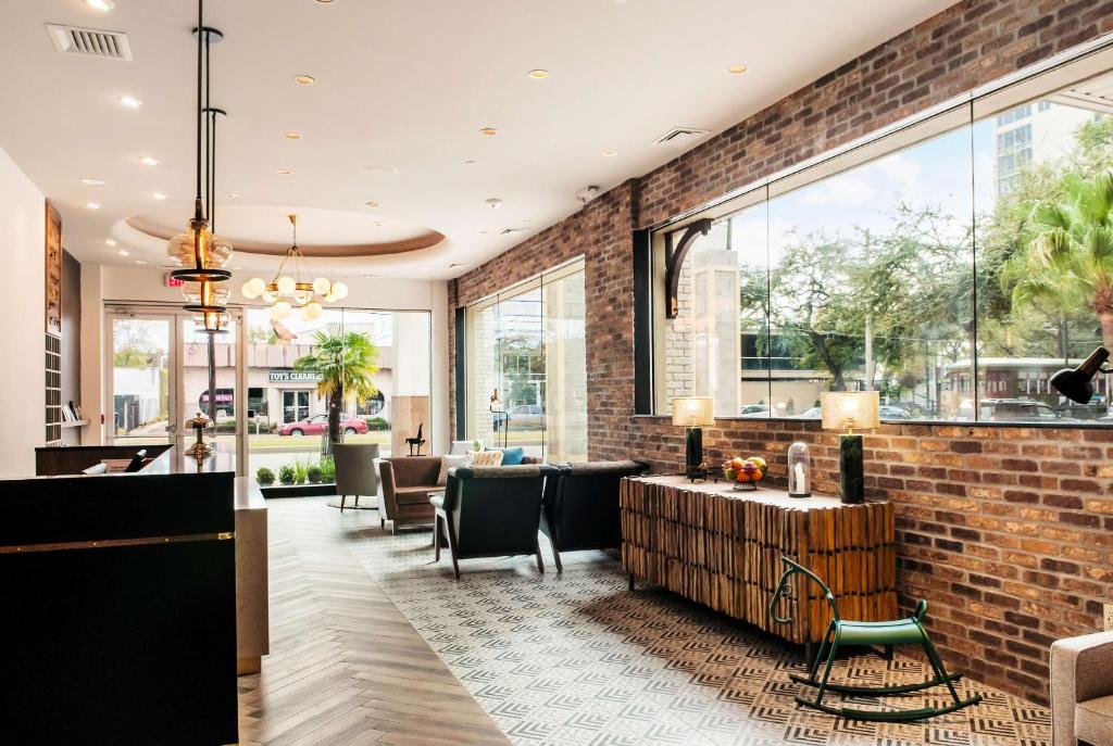 新奥尔良St Charles Coach House, Ascend Hotel Collection的一个带砖墙的大堂