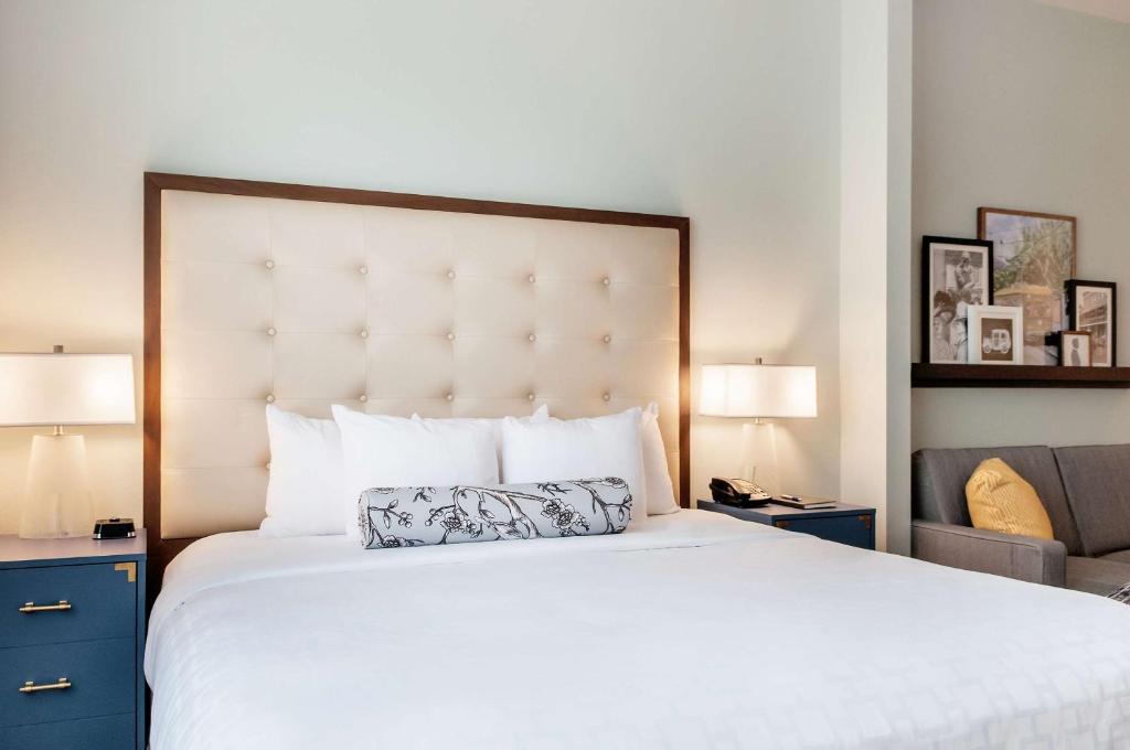 St Charles Coach House, Ascend Hotel Collection客房内的一张或多张床位