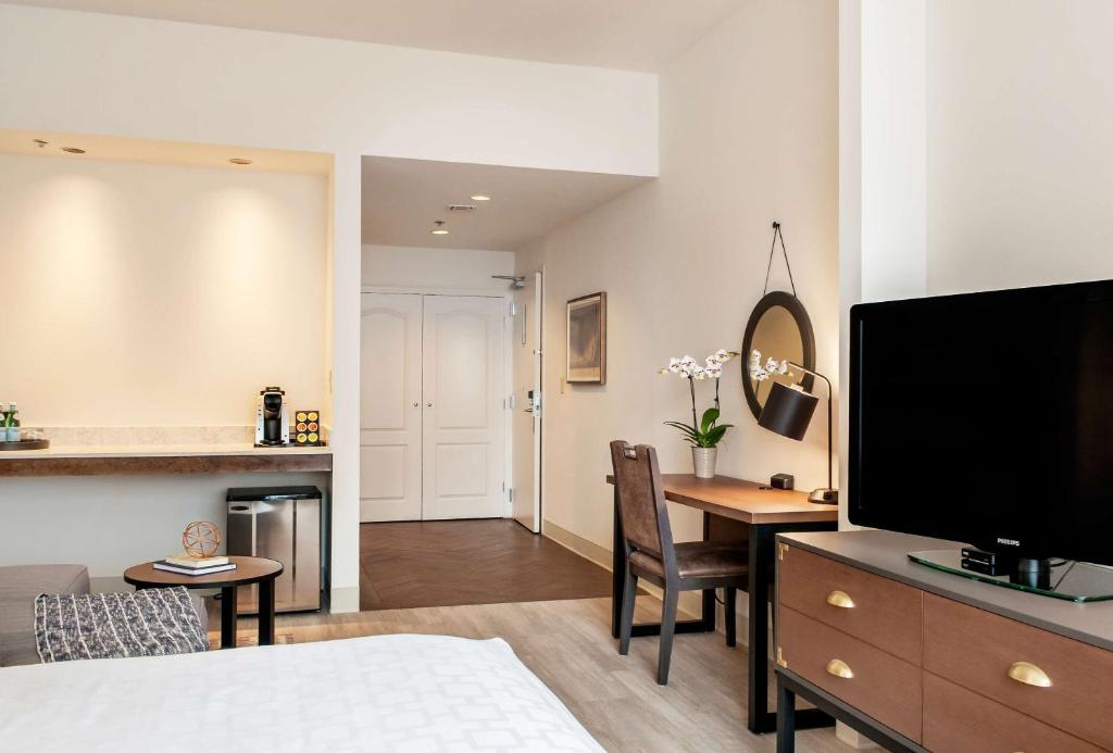St Charles Coach House, Ascend Hotel Collection的电视和/或娱乐中心