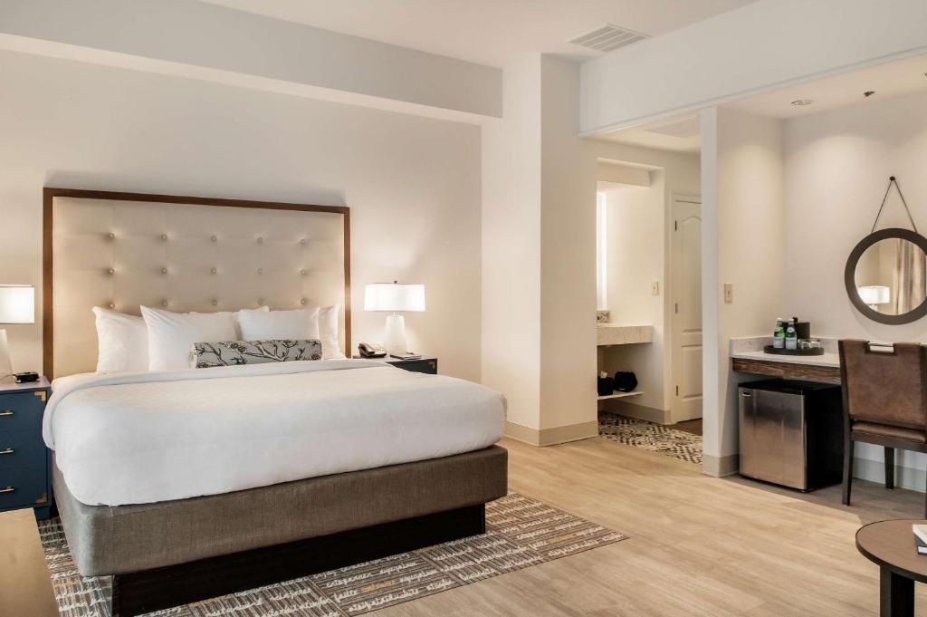 St Charles Coach House, Ascend Hotel Collection客房内的一张或多张床位
