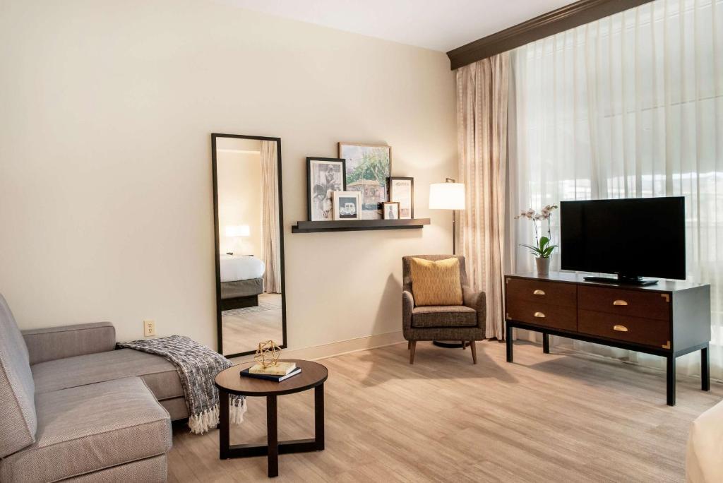 St Charles Coach House, Ascend Hotel Collection的电视和/或娱乐中心