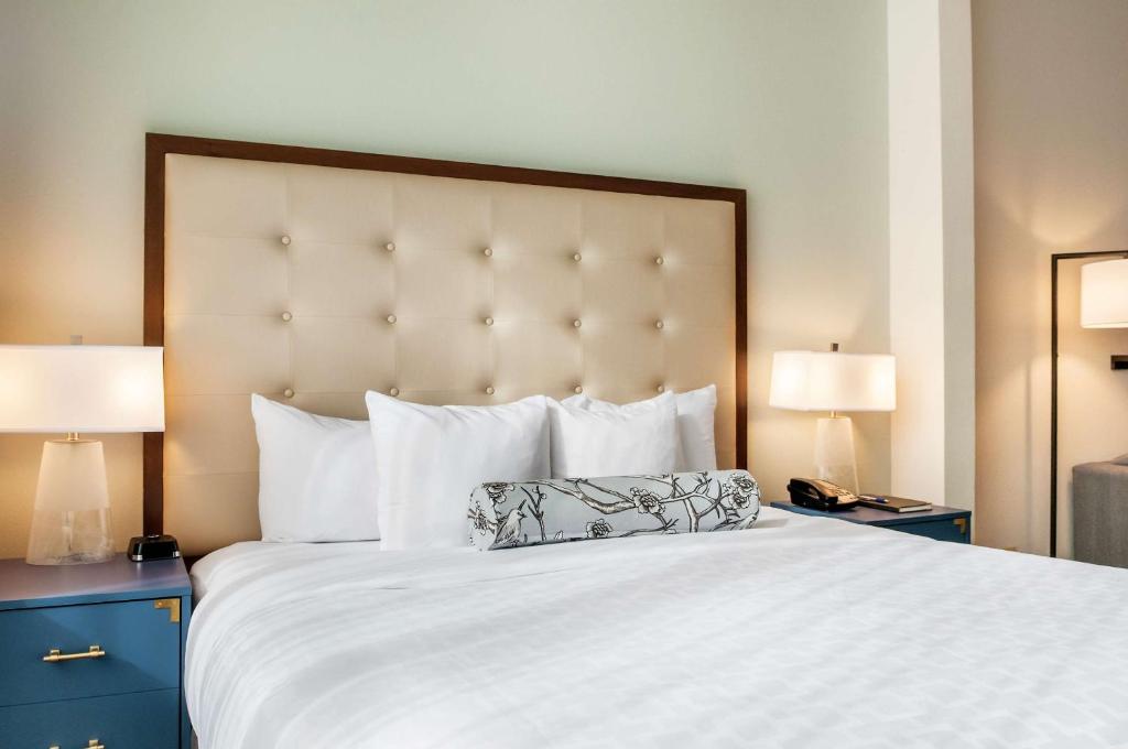St Charles Coach House, Ascend Hotel Collection客房内的一张或多张床位