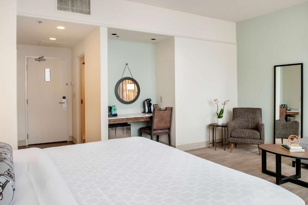 St Charles Coach House, Ascend Hotel Collection客房内的一张或多张床位