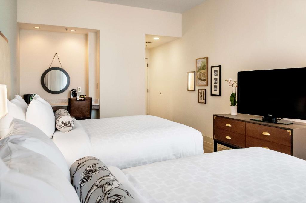 St Charles Coach House, Ascend Hotel Collection客房内的一张或多张床位