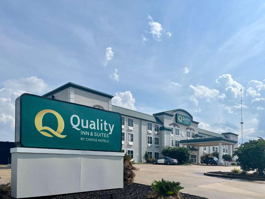Un cartel de hotel frente a un edificio en Quality Inn &amp; Suites West Monroe, en West Monroe