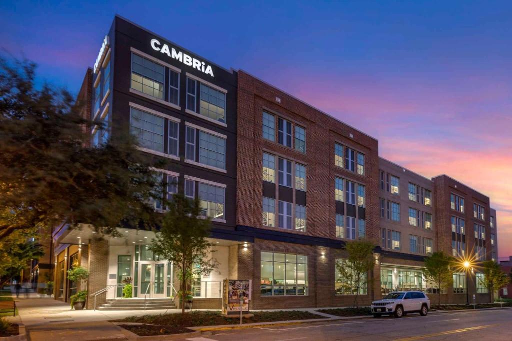 コロンビアにあるCambria Hotel Columbia Downtown the Vistaの建物の前に車が駐車されている
