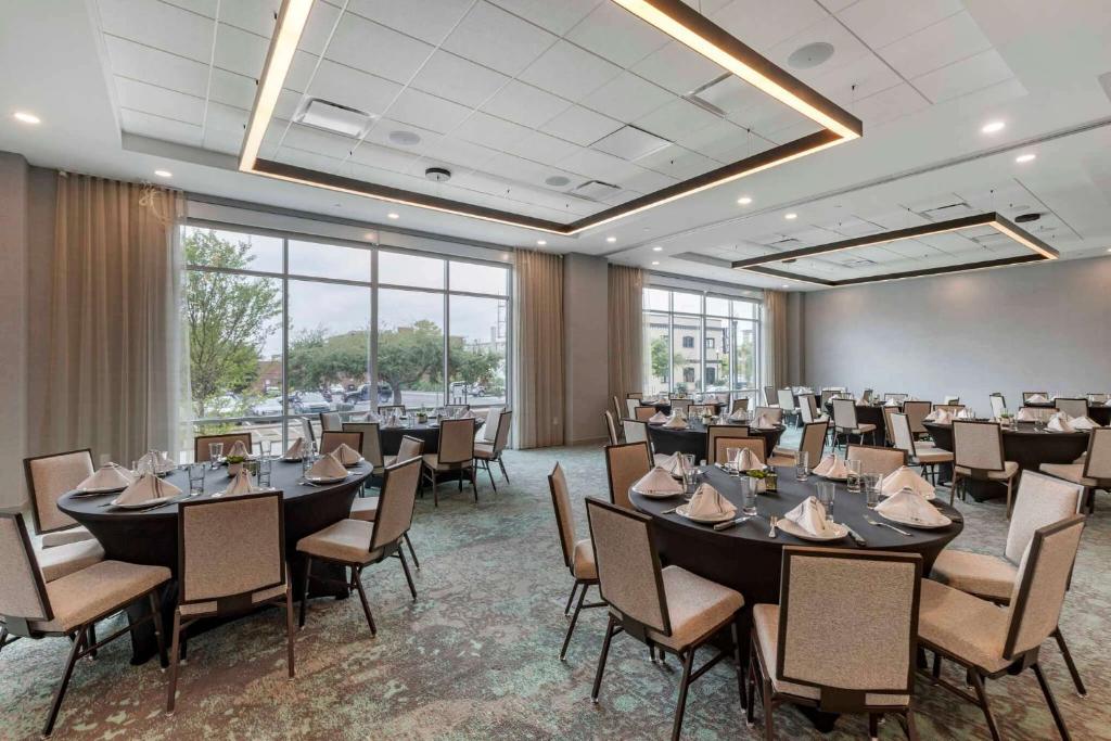 Cambria Hotel Columbia Downtown the Vistaにあるレストランまたは飲食店