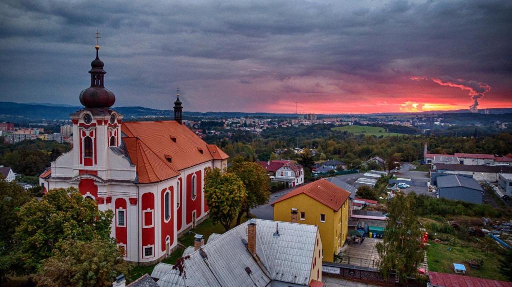Východ nebo západ slunce při pohledu z venkovského domu nebo okolí