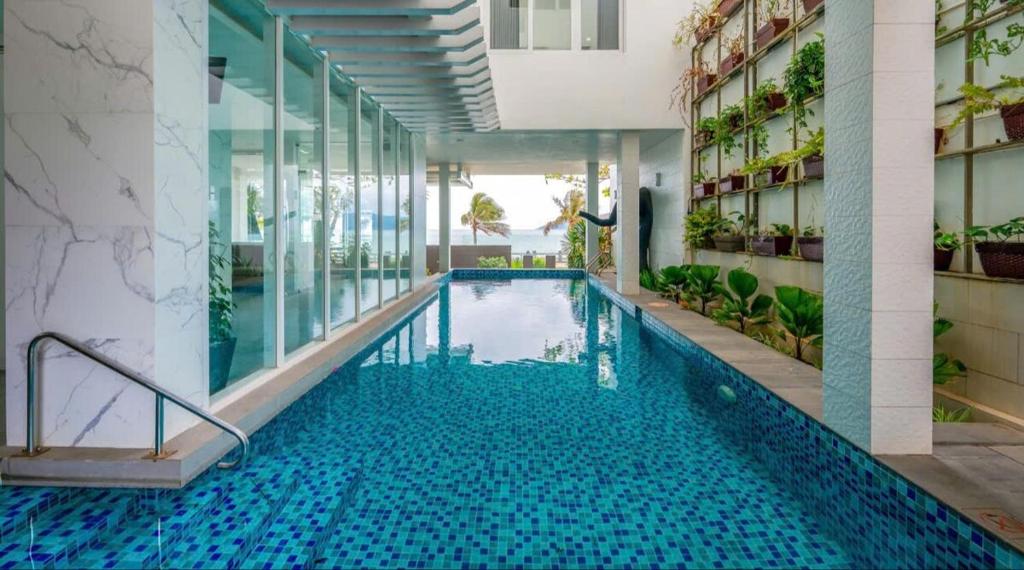 una piscina en medio de un edificio en Ocean View Villa - 8 Bedrooms - In Great Location - Just 10M From The Beach, en Nha Trang