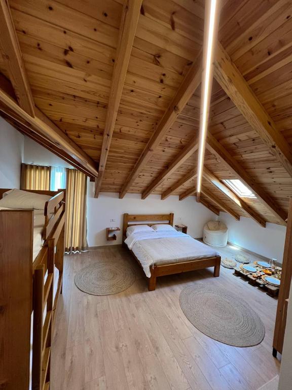 Postel nebo postele na pokoji v ubytování Tringa Guesthouse - Mrizi i Zanave