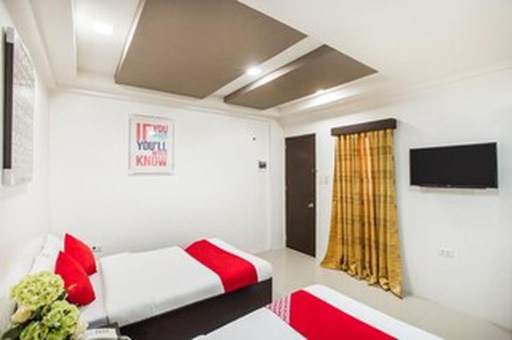 OYO 489 Casa Mia Hotel Suites - Deluxe Triple Room