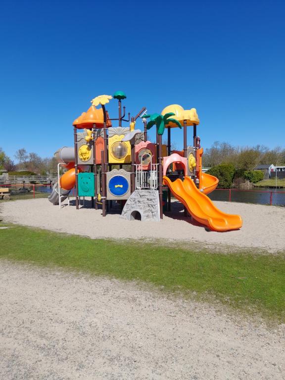 Herní místnost nebo prostor pro děti v ubytování Chalet Makkum C99B met prive gelegen tuin aan het water