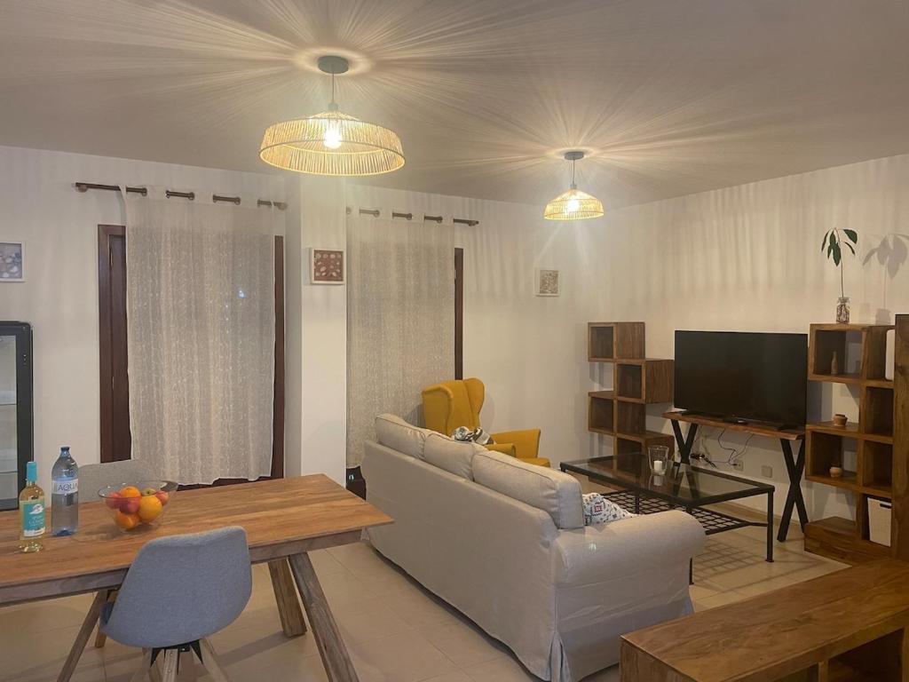 ein Wohnzimmer mit Sofa und Tisch in der Unterkunft Apartamento tranquilo en la Villa de Teguise Lanzarote in Teguise