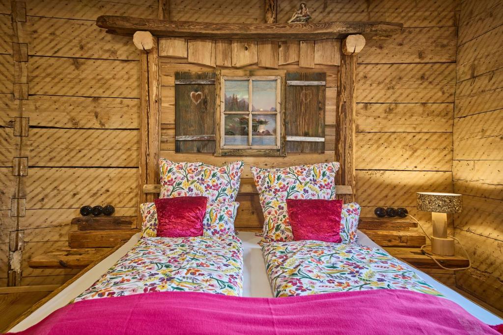 une chambre avec un lit avec des oreillers et une fenêtre dans l'établissement Holiday Home Edt, à Bad Goisern