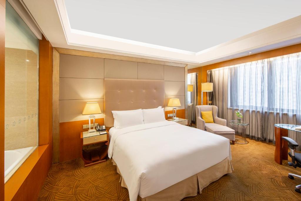 Postel nebo postele na pokoji v ubytování Sofitel Harbin