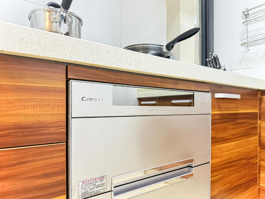 Tyms 2BR Apt WeiningRD Near CESIS Line2的厨房或小厨房