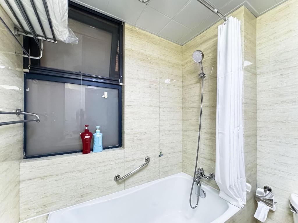 Tyms 2BR Apt WeiningRD Near CESIS Line2的一间浴室