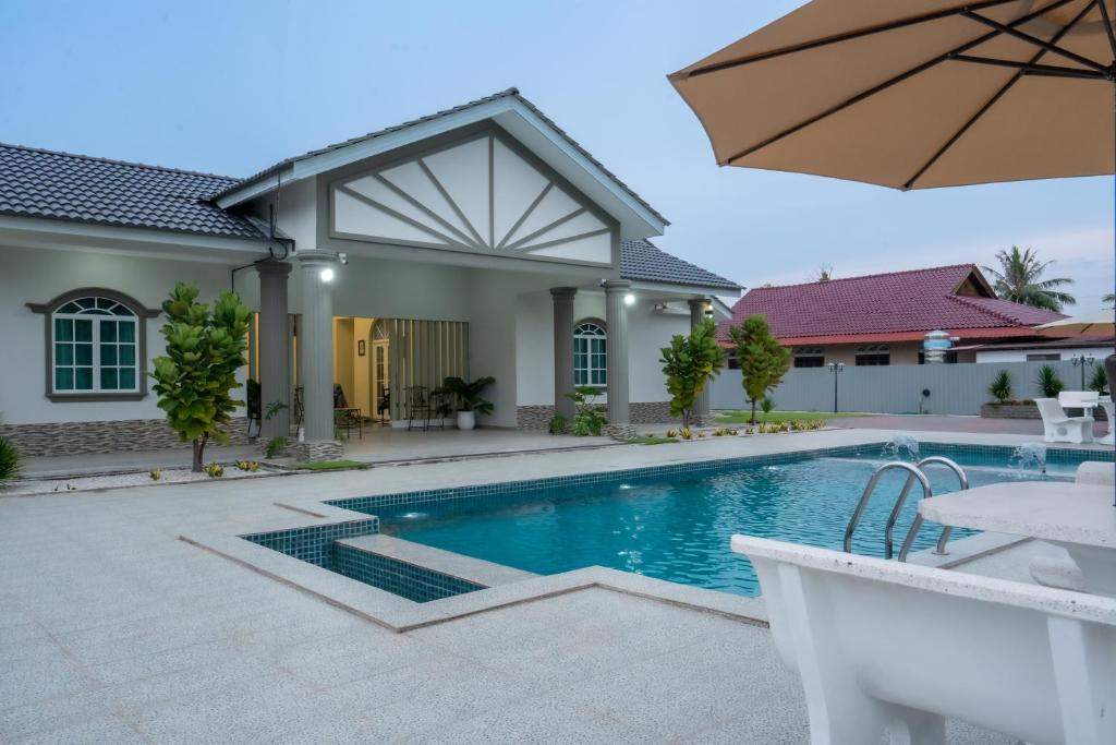 Bazén v ubytování Villa Dracaena Melaka - Private Pool, Hill View, 20 minutes to Town nebo v jeho okolí