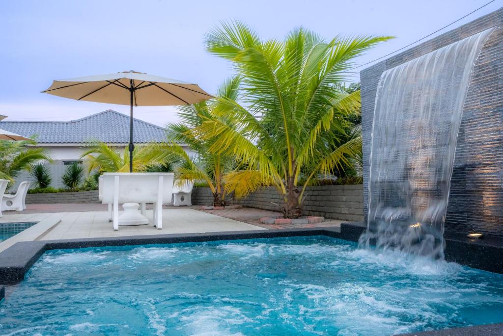 Bazén v ubytování Villa Dracaena Melaka - Private Pool, Hill View, 20 minutes to Town nebo v jeho okolí