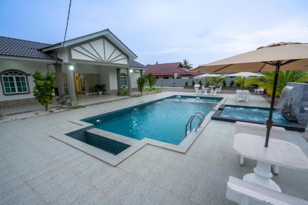 Bazén v ubytování Villa Dracaena Melaka - Private Pool, Hill View, 20 minutes to Town nebo v jeho okolí