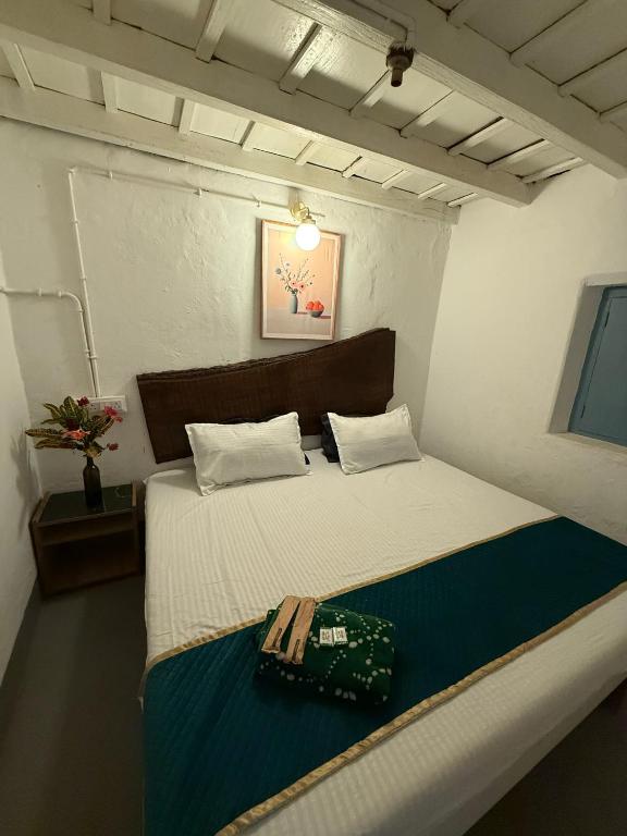 Postel nebo postele na pokoji v ubytování Underground Hostel By Bilwa Estate