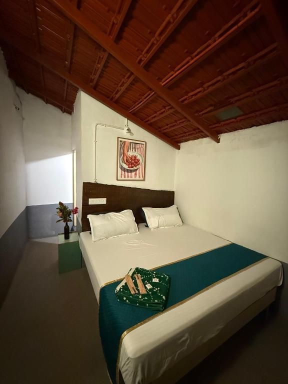 Postel nebo postele na pokoji v ubytování Underground Hostel By Bilwa Estate