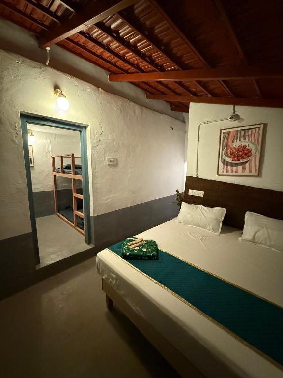 Postel nebo postele na pokoji v ubytování Underground Hostel By Bilwa Estate