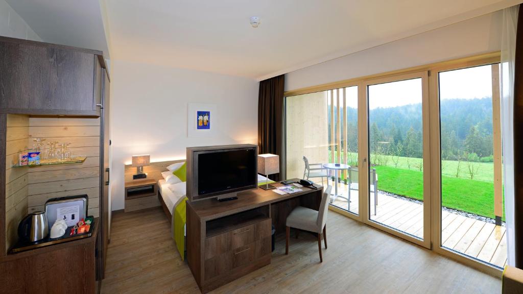 TV a/nebo společenská místnost v ubytování Hotel Schwarz Alm Zwettl