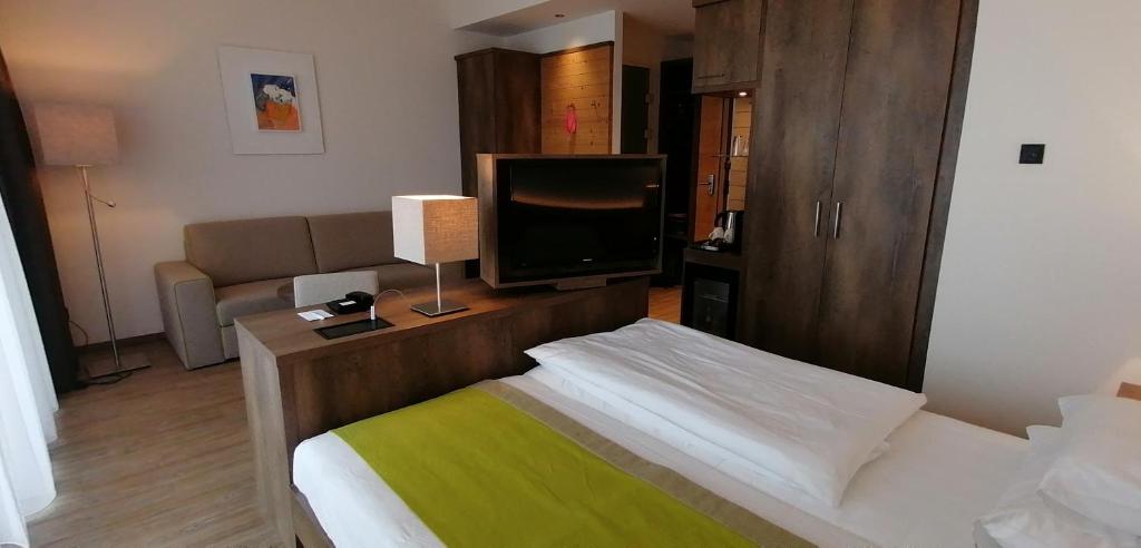 Postel nebo postele na pokoji v ubytování Hotel Schwarz Alm Zwettl