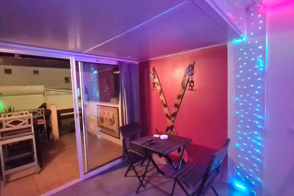 une chambre avec une table et quelques skis sur un mur dans l'établissement Naturiste Cap d'Agde Phantasme Naturiste Port Nature 314, au Cap d'Agde