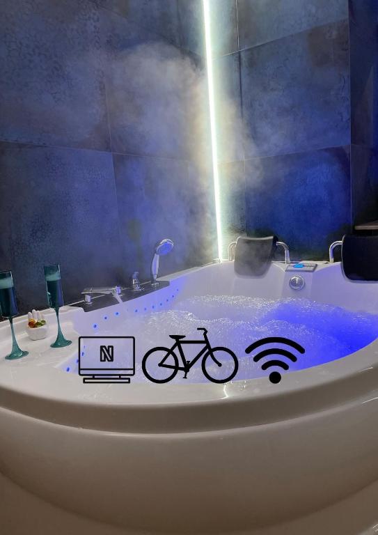 wanna z rowerem i znakiem w obiekcie Jacuzzi & Bike Apartment, Krakow w Krakowie