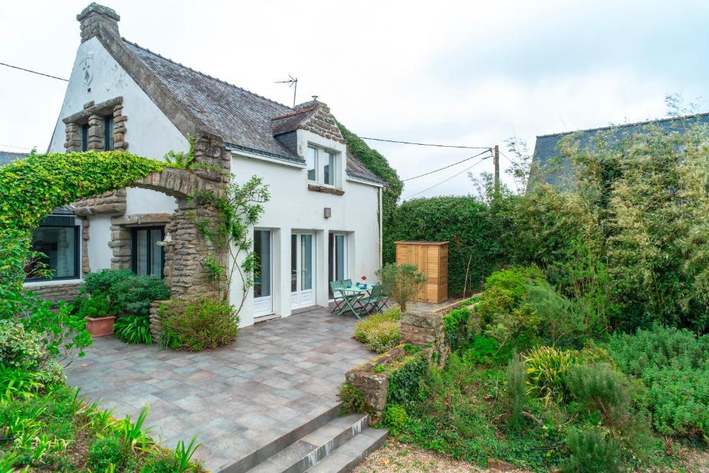 Elle offre une vue sur l'extérieur d'une maison dotée d'une terrasse. dans l'établissement Ker-Laco - Plage à 200m proche sentier GR24, à Saint-Armel