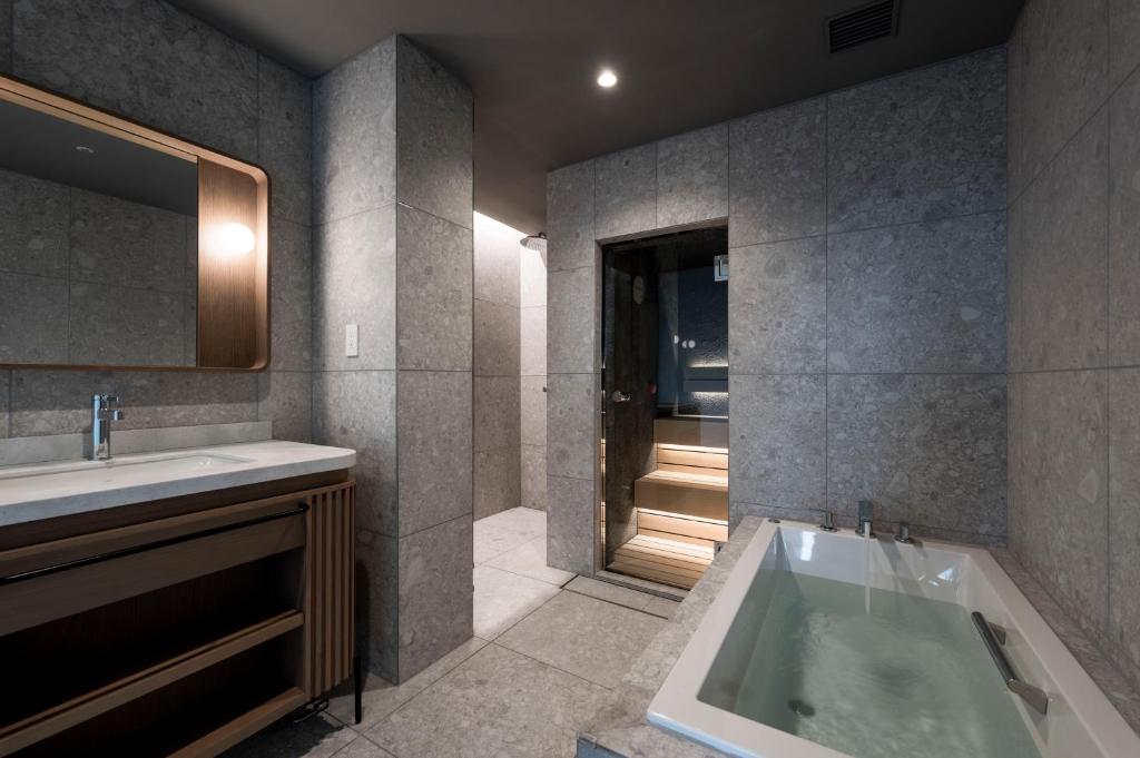 Koupelna v ubytování CINQS Hotel