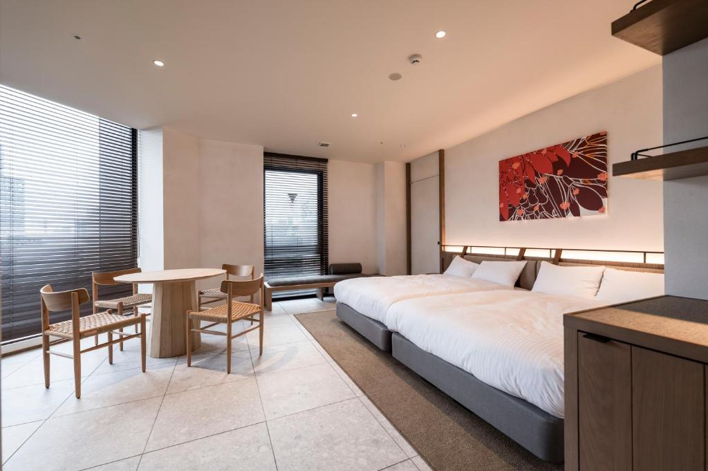 Postel nebo postele na pokoji v ubytování CINQS Hotel
