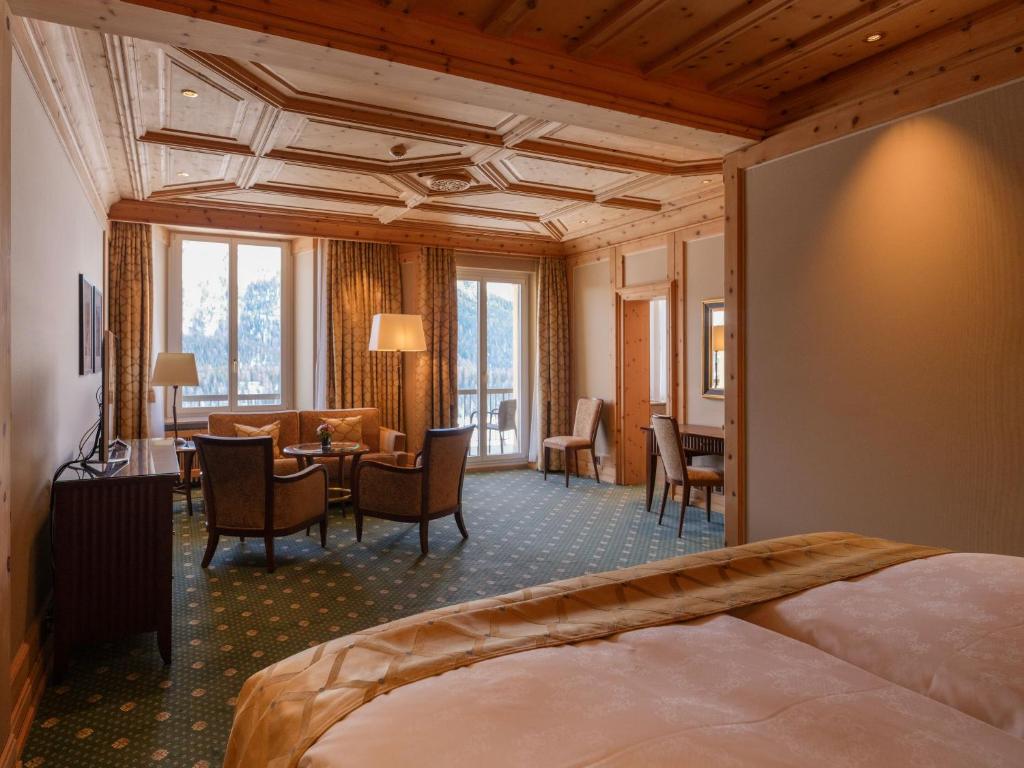 Postel nebo postele na pokoji v ubytování Kulm Hotel St. Moritz