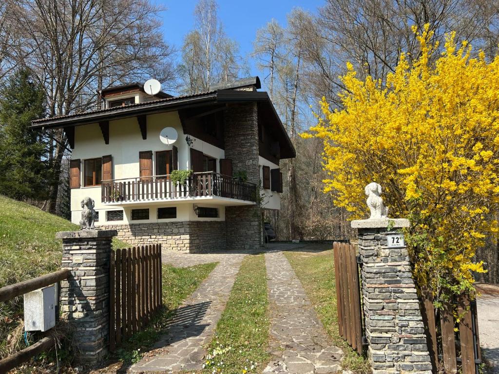 a house with a fence in front of it at Villa Carla - Lago in Mezzolago