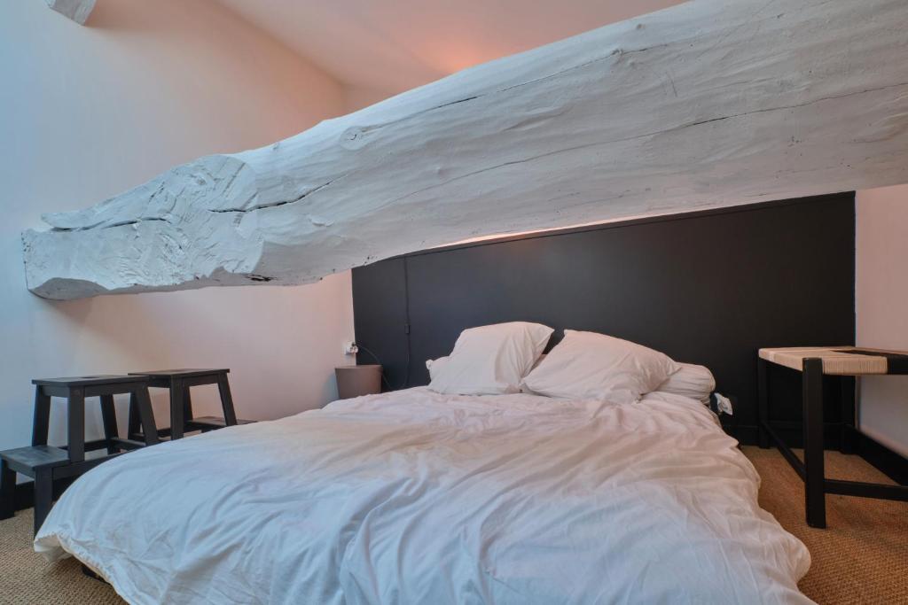 - une chambre avec un grand lit et un grand iceberg dans l'établissement Appartement L’atypique la cabane, à Le Touvet