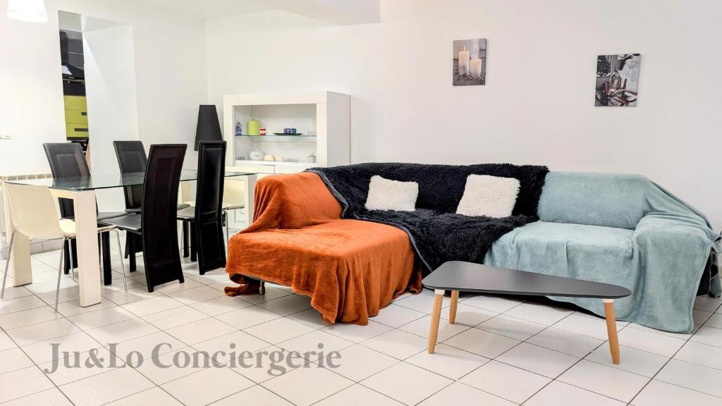 un salon avec un canapé et une table dans l'établissement Maison Redonnaise Centre Ville, à Redon