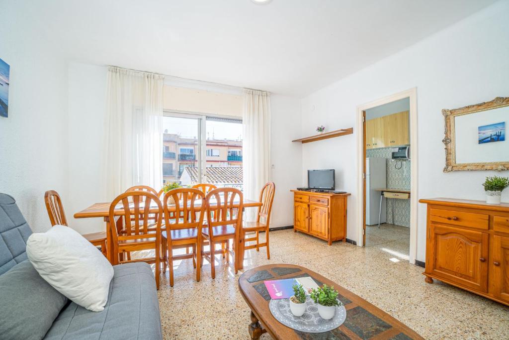 Basic Comfort Apartamento Poeta Marquina 1º 2025 con 3 dormitorios