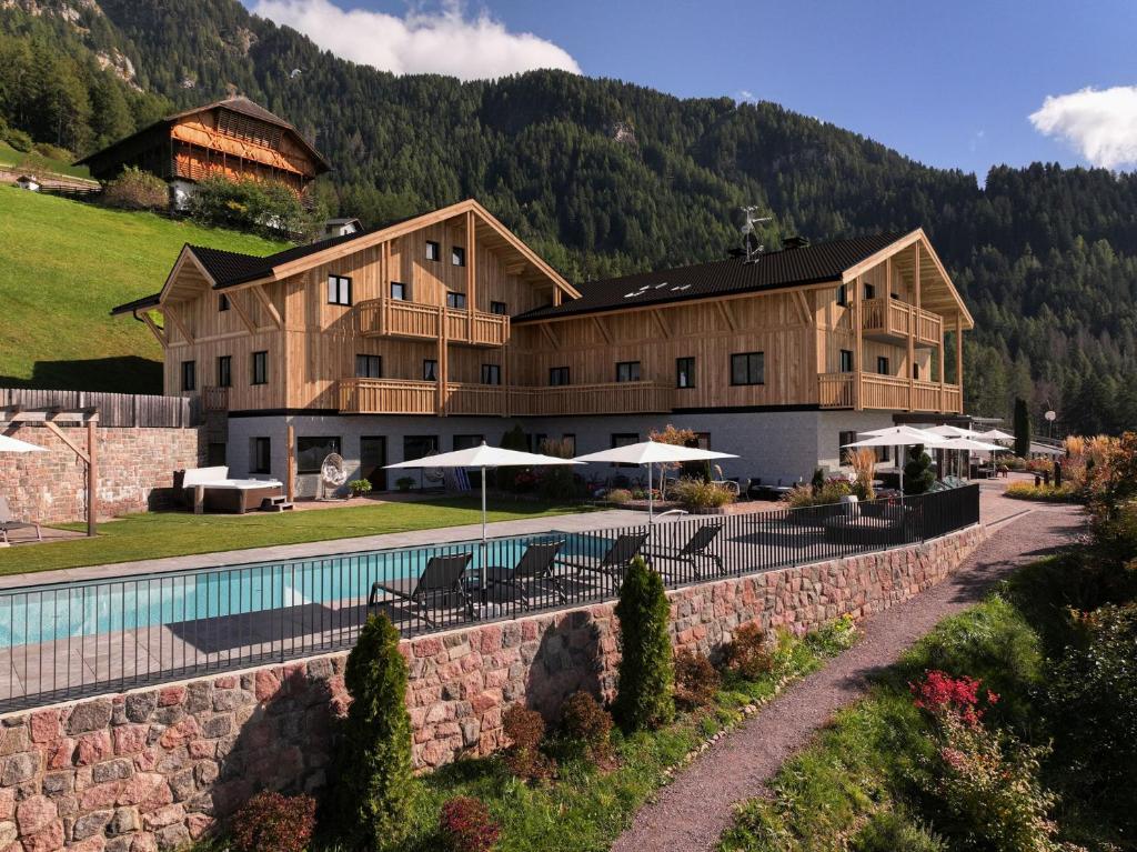 Nespecifikovaný výhled na hory nebo výhled na hory při pohledu z hotelu