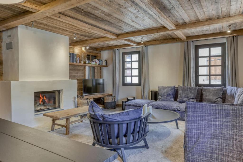 un salon avec un canapé et une cheminée dans l'établissement Flocon, à Megève