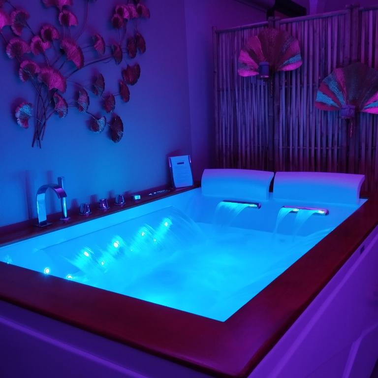 Bazén v ubytování Siramà Suite Deluxe nebo v jeho okolí