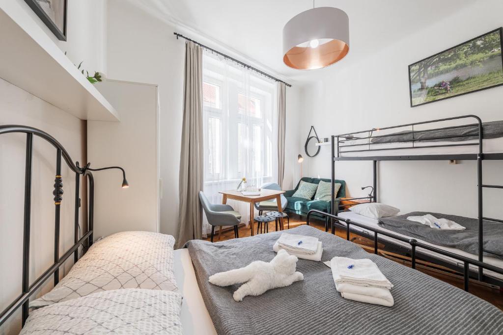 Postel nebo postele na pokoji v ubytování Bright downtown studio