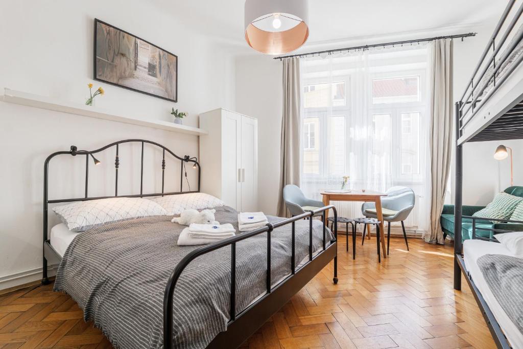 Postel nebo postele na pokoji v ubytování Bright downtown studio