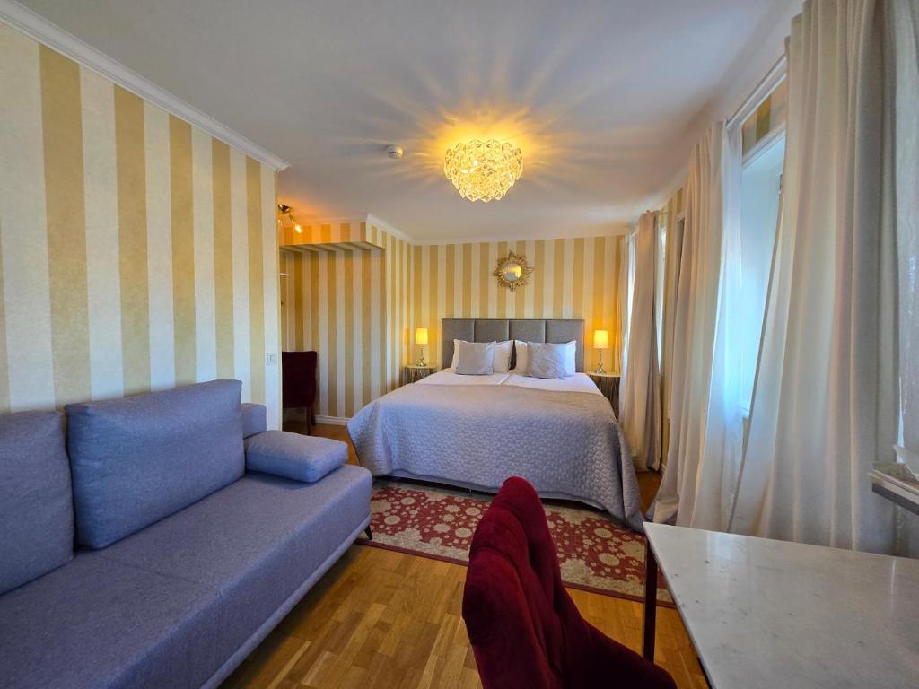 Postel nebo postele na pokoji v ubytování Vänerport Lakefront Hotell